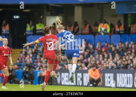 Chelsea, Royaume-Uni. 18 novembre 2023. Aggie Beever-Jones (Chelsea 33) donne à Chelsea la tête du match de Barclays Womens Super League entre Chelsea et Liverppol à Stamford Bridge, Londres. (Tom Phillips/SPP) crédit : SPP Sport Press photo. /Alamy Live News Banque D'Images