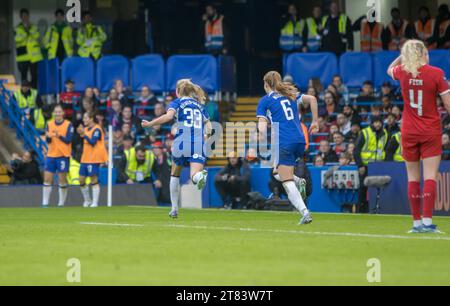 Chelsea, Royaume-Uni. 18 novembre 2023. Aggie Beever-Jones (Chelsea 33) célèbre avoir donné à Chelsea la tête lors du match de Barclays Womens Super League entre Chelsea et Liverppol à Stamford Bridge, Londres. (Tom Phillips/SPP) crédit : SPP Sport Press photo. /Alamy Live News Banque D'Images