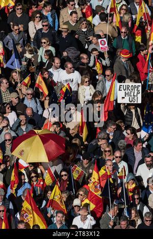 Madrid, Espagne. 18 novembre 2023. Personnes manifestant lors d'une manifestation contre l'amnistie des dirigeants séparatistes catalans. Selon la délégation du gouvernement, 170 000 personnes se sont rassemblées sur la place sol pour protester contre l'accord d'amnistie et contre le gouvernement du socialiste Pedro Sanchez, qui a été réélu président de l'Espagne le jeudi 16 novembre dernier. Crédit : Marcos del Mazo/Alamy Live News Banque D'Images