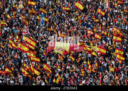 Madrid, Espagne. 18 novembre 2023. Personnes manifestant lors d'une manifestation contre l'amnistie des dirigeants séparatistes catalans. Selon la délégation du gouvernement, 170 000 personnes se sont rassemblées sur la place sol pour protester contre l'accord d'amnistie et contre le gouvernement du socialiste Pedro Sanchez, qui a été réélu président de l'Espagne le jeudi 16 novembre dernier. Crédit : Marcos del Mazo/Alamy Live News Banque D'Images
