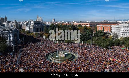 Madrid, Espagne. 18 novembre 2023. Personnes manifestant lors d'une manifestation contre l'amnistie des dirigeants séparatistes catalans. Selon la délégation du gouvernement, 170 000 personnes se sont rassemblées sur la place sol pour protester contre l'accord d'amnistie et contre le gouvernement du socialiste Pedro Sanchez, qui a été réélu président de l'Espagne le jeudi 16 novembre dernier. Crédit : Marcos del Mazo/Alamy Live News Banque D'Images