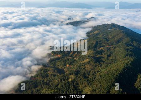 Pékin, Chine. 17 novembre 2023. Cette photo aérienne prise le 17 novembre 2023 montre le paysage d'une mer de nuages au village de Xinsheng dans le comté de Congjiang, dans la province du Guizhou, au sud-ouest de la Chine. Crédit : Wu Dejun/Xinhua/Alamy Live News Banque D'Images