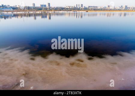 Pékin, Chine. 17 novembre 2023. Cette photo prise le 17 novembre 2023 montre une vue du lac salé dans la ville de Yuncheng, dans la province du Shanxi, au nord de la Chine. Crédit : Jiang Hua/Xinhua/Alamy Live News Banque D'Images