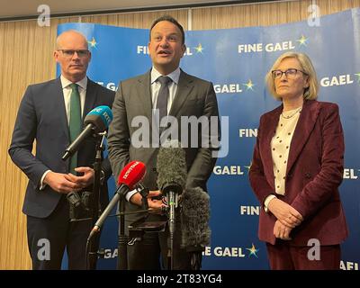 (De gauche à droite) le ministre de l'entreprise Simon Coveney, le chef du Taoiseach et du Fine Gael Leo Varadkar, et la commissaire européenne Mairead McGuinness prennent la parole lors d'une conférence spéciale du Fine Gael, Glenroyal Hotel, Maynooth, Co Kildare. Date de la photo : Samedi 18 novembre 2023. Banque D'Images