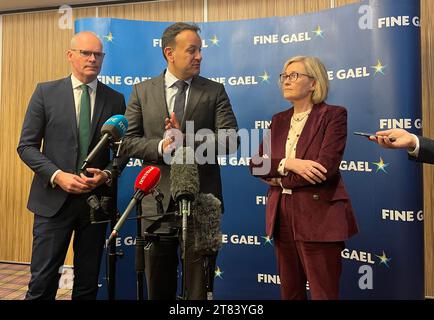 (De gauche à droite) le ministre de l'entreprise Simon Coveney, le chef du Taoiseach et du Fine Gael Leo Varadkar, et la commissaire européenne Mairead McGuinness prennent la parole lors d'une conférence spéciale du Fine Gael, Glenroyal Hotel, Maynooth, Co Kildare. Date de la photo : Samedi 18 novembre 2023. Banque D'Images