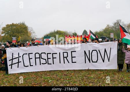 Stevenage, Royaume-Uni. 18 novembre 2023. Palestine Solidarity Campaign a organisé une journée d'action à travers tout le Royaume-Uni. Le groupe a organisé des marches locales dans tout le Royaume-Uni. Un groupe de personnes s'est réuni à Stevenage, au Royaume-Uni, pour appeler à un cessez-le-feu en Palestine. Le groupe a commencé sur les terrains de jeux du roi George V et a marché vers le centre-ville. Il y avait des groupes du Stevenage Muslim Community Centre et de Stevenage TUC Palestine Solidarity Campaign UK. Andrew Steven Graham/Alamy Live News Banque D'Images