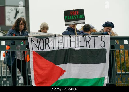 Stevenage, Royaume-Uni. 18 novembre 2023. Palestine Solidarity Campaign a organisé une journée d'action à travers tout le Royaume-Uni. Le groupe a organisé des marches locales dans tout le Royaume-Uni. Un groupe de personnes s'est réuni à Stevenage, au Royaume-Uni, pour appeler à un cessez-le-feu en Palestine. Le groupe a commencé sur les terrains de jeux du roi George V et a marché vers le centre-ville. Il y avait des groupes du Stevenage Muslim Community Centre et de Stevenage TUC Palestine Solidarity Campaign UK. Andrew Steven Graham/Alamy Live News Banque D'Images