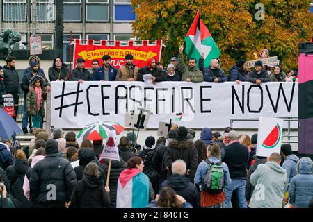 Stevenage, Royaume-Uni. 18 novembre 2023. Palestine Solidarity Campaign a organisé une journée d'action à travers tout le Royaume-Uni. Le groupe a organisé des marches locales dans tout le Royaume-Uni. Un groupe de personnes s'est réuni à Stevenage, au Royaume-Uni, pour appeler à un cessez-le-feu en Palestine. Le groupe a commencé sur les terrains de jeux du roi George V et a marché vers le centre-ville. Il y avait des groupes du Stevenage Muslim Community Centre et de Stevenage TUC Palestine Solidarity Campaign UK. Andrew Steven Graham/Alamy Live News Banque D'Images