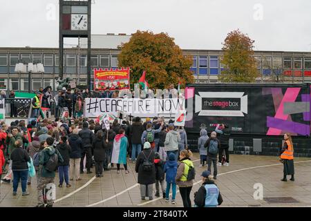 Stevenage, Royaume-Uni. 18 novembre 2023. Palestine Solidarity Campaign a organisé une journée d'action à travers tout le Royaume-Uni. Le groupe a organisé des marches locales dans tout le Royaume-Uni. Un groupe de personnes s'est réuni à Stevenage, au Royaume-Uni, pour appeler à un cessez-le-feu en Palestine. Le groupe a commencé sur les terrains de jeux du roi George V et a marché vers le centre-ville. Il y avait des groupes du Stevenage Muslim Community Centre et de Stevenage TUC Palestine Solidarity Campaign UK. Andrew Steven Graham/Alamy Live News Banque D'Images