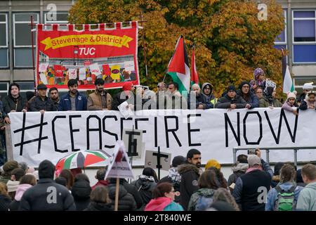 Stevenage, Royaume-Uni. 18 novembre 2023. Palestine Solidarity Campaign a organisé une journée d'action à travers tout le Royaume-Uni. Le groupe a organisé des marches locales dans tout le Royaume-Uni. Un groupe de personnes s'est réuni à Stevenage, au Royaume-Uni, pour appeler à un cessez-le-feu en Palestine. Le groupe a commencé sur les terrains de jeux du roi George V et a marché vers le centre-ville. Il y avait des groupes du Stevenage Muslim Community Centre et de Stevenage TUC Palestine Solidarity Campaign UK. Andrew Steven Graham/Alamy Live News Banque D'Images