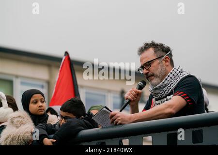 Stevenage, Royaume-Uni. 18 novembre 2023. Palestine Solidarity Campaign a organisé une journée d'action à travers tout le Royaume-Uni. Le groupe a organisé des marches locales dans tout le Royaume-Uni. Un groupe de personnes s'est réuni à Stevenage, au Royaume-Uni, pour appeler à un cessez-le-feu en Palestine. Le groupe a commencé sur les terrains de jeux du roi George V et a marché vers le centre-ville. Il y avait des groupes du Stevenage Muslim Community Centre et de Stevenage TUC Palestine Solidarity Campaign UK. Andrew Steven Graham/Alamy Live News Banque D'Images