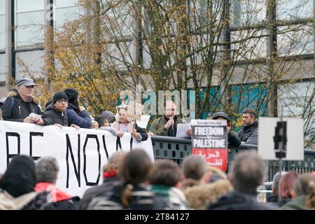 Stevenage, Royaume-Uni. 18 novembre 2023. Palestine Solidarity Campaign a organisé une journée d'action à travers tout le Royaume-Uni. Le groupe a organisé des marches locales dans tout le Royaume-Uni. Un groupe de personnes s'est réuni à Stevenage, au Royaume-Uni, pour appeler à un cessez-le-feu en Palestine. Le groupe a commencé sur les terrains de jeux du roi George V et a marché vers le centre-ville. Professeur Khan à l'appareil. Il y avait des groupes du Stevenage Muslim Community Centre et de Stevenage TUC Palestine Solidarity Campaign UK. Andrew Steven Graham/Alamy Live News Banque D'Images