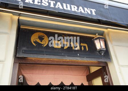 Prague, RÉPUBLIQUE TCHÈQUE - 10 juillet 2023 : restaurant Golem dans le quartier juif. Banque D'Images