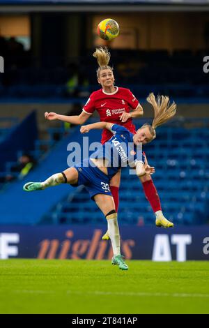 Aggie Beever-Jones de Chelsea FC et Gemma Bonner de Liverpool se disputent le ballon lors du match de Barclays FA Women's Super League entre Chelsea et Liverpool à Stamford Bridge, Londres, le samedi 18 novembre 2023. (Photo : Federico Guerra Maranesi | MI News) crédit : MI News & Sport / Alamy Live News Banque D'Images