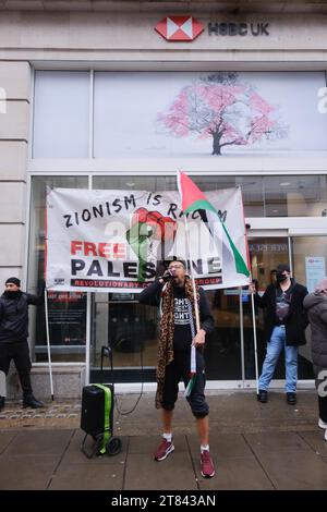 Oxford Street, Londres, Royaume-Uni. 18 novembre 2023. Manifestation palestinienne devant une banque HSBC sur Oxford Street, à Londres. Crédit : Alamy Live News Banque D'Images