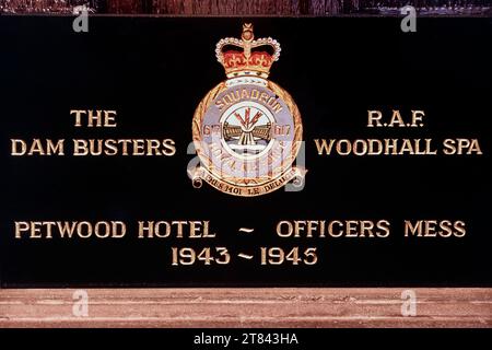 Plaque Dam Busters à l'intérieur du Squadron Bar à l'hôtel Petwood. Domicile du légendaire 617 « Dambusters » Squadron de la Seconde Guerre mondiale. Woodhall Spa, Lincolnshire. Angleterre. ROYAUME-UNI Banque D'Images