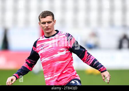 Ethan Hamilton (11 Lincoln City) se réchauffe lors du match Sky Bet League 1 entre Stevenage et Lincoln City au Lamex Stadium, Stevenage le samedi 18 novembre 2023. (Photo : Kevin Hodgson | MI News) crédit : MI News & Sport / Alamy Live News Banque D'Images