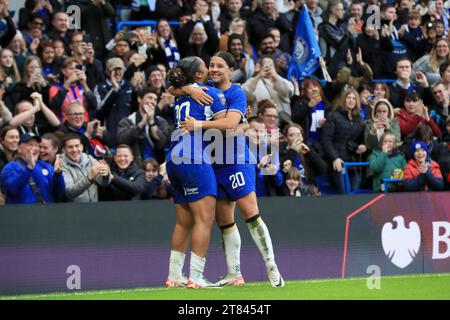 Kingston, Royaume-Uni. 18 novembre 2023. OBJECTIF : Lauren James de Chelsea Women célèbre avec Sam Kerr de Chelsea Women lors du match de FA Women's Super League entre Chelsea Women et Liverpool Women à Stamford Bridge, Londres, Angleterre le 18 novembre 2023. Photo de Carlton Myrie. Usage éditorial uniquement, licence requise pour un usage commercial. Aucune utilisation dans les Paris, les jeux ou les publications d'un seul club/ligue/joueur. Crédit : UK Sports pics Ltd/Alamy Live News Banque D'Images