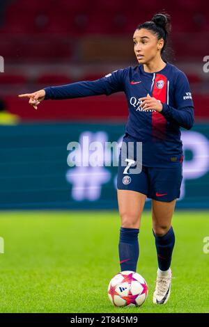 Amsterdam, pays-Bas. 15 novembre 2023. AMSTERDAM, PAYS-BAS - 15 NOVEMBRE : Sakina Karchaoui du Paris Saint-Germain court avec le ballon lors du match Groupe C - UEFA Women's Champions League 2023/24 entre l'AFC Ajax et le Paris Saint-Germain au Johan Cruijff Arena le 15 novembre 2023 à Amsterdam, pays-Bas. (Photo de Joris Verwijst/Orange Pictures) crédit : Orange pics BV/Alamy Live News Banque D'Images