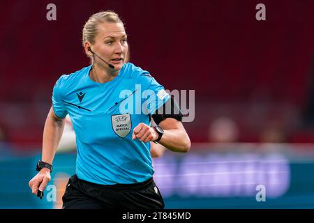 Amsterdam, pays-Bas. 15 novembre 2023. AMSTERDAM, PAYS-BAS - 15 NOVEMBRE : l'arbitre Tess Olofsson se penche sur le match Groupe C - UEFA Women's Champions League 2023/24 entre l'AFC Ajax et le Paris Saint-Germain au Johan Cruijff Arena le 15 novembre 2023 à Amsterdam, pays-Bas. (Photo de Joris Verwijst/Orange Pictures) crédit : Orange pics BV/Alamy Live News Banque D'Images