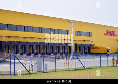 Varsovie, Pologne. 15 avril 2018. Signez DHL. Enseigne de la société DHL. Banque D'Images