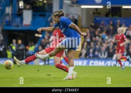 Chelsea, Royaume-Uni. 18 novembre 2023. Lauren James (Chelsea 10) marque son 2e du match lors du match de Barclays Womens Super League entre Chelsea et Liverppol à Stamford Bridge, Londres. (Tom Phillips/SPP) crédit : SPP Sport Press photo. /Alamy Live News Banque D'Images