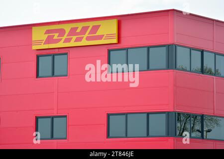 Varsovie, Pologne. 15 avril 2018. Signez DHL. Enseigne de la société DHL. Banque D'Images