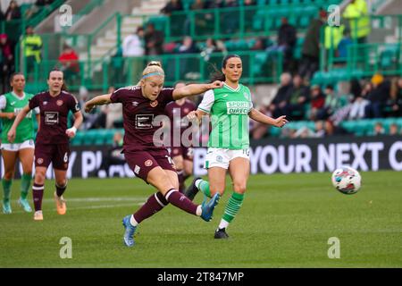 Easter Road Stadium. Edimbourg, Royaume-Uni. 18 novembre 2023. Lors du match de Premier League Scottish Power Women's (Capital Cup) entre Hibernian FC et Heart of Midlothian FC Heart, Katie Lockwood tire mais n'a pas eu de résultat (crédit photo : David Mollison/Alamy Live News Banque D'Images