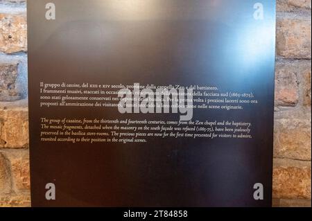 Un panneau d'information visitorÕs sur certains fragments de mosaïques du 13e/14e siècle connus sous le nom de groupe de cassine, exposé dans la Basilica di San Marc Banque D'Images