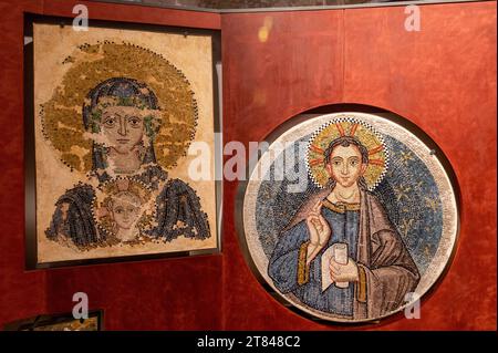 Une sélection de fragments de mosaïques du 13e/14e siècle connus sous le nom de groupe de cassine, exposés dans la Basilique San Marco, (Basilique Saint Marc) sur Pia Banque D'Images