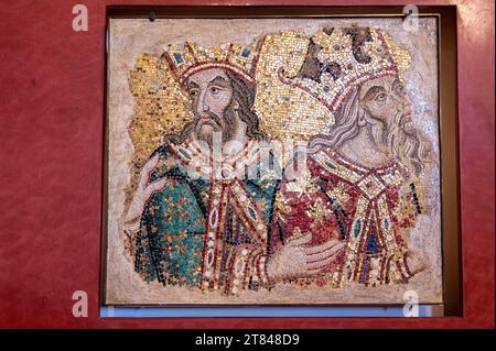 Fragments de mosaïque du 14e siècle de la réunion des Mages Hérode, sur le mur ouest de l'ante Baptistère, exposés publiquement dans la Basilique di San Marco, (S Banque D'Images