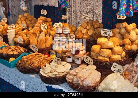 Oscypki, de fromage de brebis fumé à l'échoppe de marché de Noël foire de rue à Rynek Glowny ou Place du marché, Cracovie, Pologne Banque D'Images