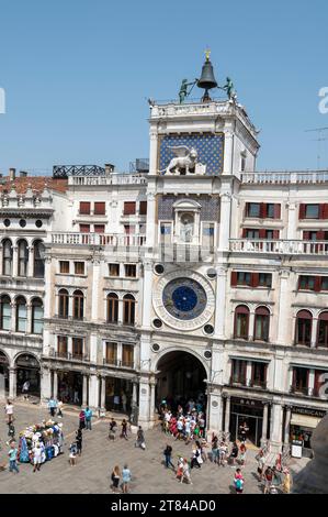 Sur le toit de la Renaissance Torre dell Orologio 1493 également connu sous le nom de St. Mark’s Clock Tower, ou The Moors Clock Tower sont une paire de figures en bronze kn Banque D'Images