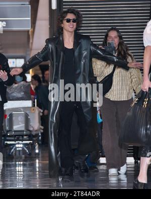 Narita, Japon. 18 novembre 2023. L'acteur Timothee Chalamet arrive pour promouvoir son film 'Wonka' à l'aéroport international de Narita à Narita, préfecture de Chiba, Japon, le samedi 18 novembre 2023. Photo de Keizo Mori/UPI crédit : UPI/Alamy Live News Banque D'Images