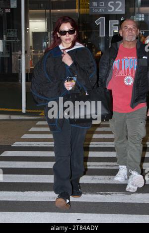 Narita, Japon. 18 novembre 2023. La chanteuse Dua Lipa arrive pour promouvoir sa chanson 'Houdini' à l'aéroport international de Narita à Narita, préfecture de Chiba, Japon, le samedi 18 novembre 2023. Photo de Keizo Mori/UPI crédit : UPI/Alamy Live News Banque D'Images