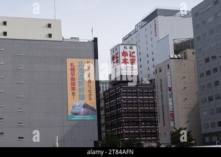 Sapporo, Japon. 7 octobre 2023. Une publicité pour le futur site extérieur de Hokkaido Shinkansen JR Hokkaido's Sapporo Station, desservant des destinations à travers Hokkaido, y compris le Hokuto Super Express à Shin-Hakodate.Hokkaido est une destination touristique majeure en tant que hotspot de sports d'hiver. Sapporo a déjà organisé des Jeux Olympiques d'hiver et est la porte d'entrée de toutes les principales destinations de ski et de snowboard à Hokkaido telles que Niseko. Bien que les stations de ski soient populaires, Sapporo reste la plus grande ville du pays non reliée au réseau de trains à grande vitesse Shinkansen. Économie japonaise. (Image de crédit : © Banque D'Images