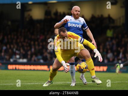 Alex Cairns, gardien de but de Salford City, en action contre Jonny Williams de Gillingham lors du match de Sky Bet League Two au Priestfield Stadium de Gillingham. Date de la photo : Samedi 18 novembre 2023. Banque D'Images