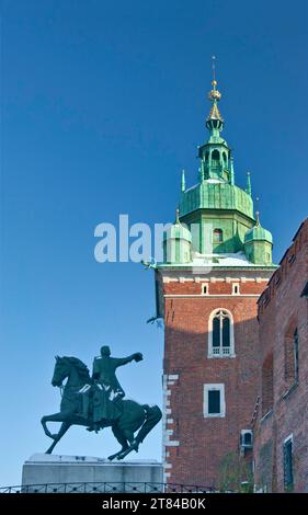 Tadeusz Kosciuszko monument, tour Sigismund à la cathédrale de Wawel en hiver à Cracovie, Pologne Banque D'Images