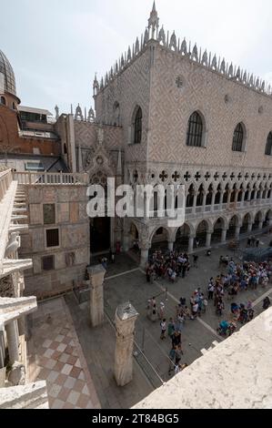 Vue haute d'une longue file d'attente de touristes et un cercle de touristes pré-réservés attendant d'entrer dans la basilique Saint-Marc sur Plazzetta S.Marco (petit S.Marco Banque D'Images