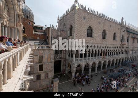 Vue haute d'une longue file d'attente de touristes et un cercle de touristes pré-réservés attendant d'entrer dans la basilique Saint-Marc sur Plazzetta S.Marco (petit S.Marco Banque D'Images