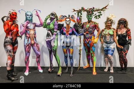 Coventry, Royaume-Uni. 18 novembre 2023. Concurrents du concours d'art corporel au salon prothétique de Coventry Arena, crédit : Paul Quezada-Neiman/Alamy Live News Banque D'Images