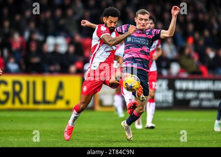 Jordan Roberts (11 Stevenage) a affronté Ethan Hamilton (11 Lincoln City) lors du match Sky Bet League 1 entre Stevenage et Lincoln City au Lamex Stadium, Stevenage le samedi 18 novembre 2023. (Photo : Kevin Hodgson | MI News) crédit : MI News & Sport / Alamy Live News Banque D'Images