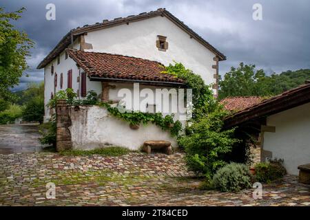 Biarritz, commune d'Ainhoa, région Aquitaine, France. Ortillopitz, une maison traditionnelle basque Ainhoa, commune des Pyrénées-Atlantiques, est à considérer Banque D'Images