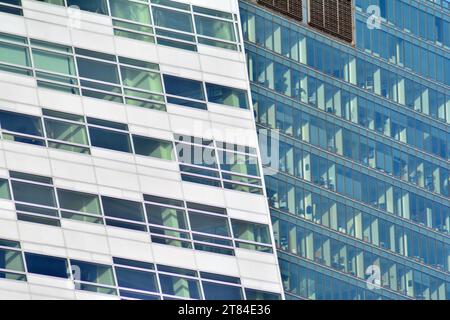 Bâtiment de bureau avec panneaux composites en aluminium blanc. Façade murale en verre et en métal. Architecture moderne abstraite. Banque D'Images