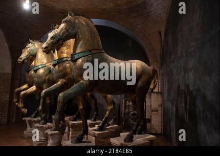 Sur l'exposition publique sont les quatre chevaux de bronze originaux appelés «chevaux de Saint-Marc». Ils sont actuellement à l'intérieur de la basilique Saint-Marc sur Saint-Ma Banque D'Images