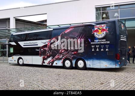 Red Bull München ist Deutscher Eishockey Meister. Foto : bus bzw Doppeldecker - Reisebus von Setra mit Red Bull - Beklebung, autobus Oberbayern. Der EHC Red Bull München, vormals EHC München, HC München 98 - ist ein am 19. Janvier 1998 gegründeter Eishockeyclub aus München. Der Eishockeyverein wurde Deutscher Meister in den Jahren 2016, 2017, 2018 und 2023 *** Red Bull Munich est champion allemand de hockey sur glace bus photo ou entraîneur à impériale de Setra avec autocollant Red Bull, autobus Oberbayern l'EHC Red Bull Munich, anciennement EHC Munich, le HC Munich 98 est un club de hockey sur glace de Munich fondé en janvier Banque D'Images