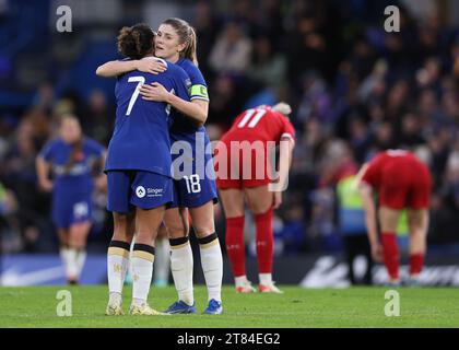 Londres, Royaume-Uni. 18 novembre 2023. Maren Mielde de Chelsea embrasse Jess carter de Chelsea lors du match de la FA Women's Super League à Stamford Bridge, Londres. Le crédit photo devrait se lire : David Klein/Sportimage crédit : Sportimage Ltd/Alamy Live News Banque D'Images