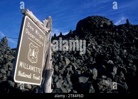 Dee Wright Observatoire, McKenzie Pass-Santiam Pass National Scenic Byway, forêt nationale de Willamette, Oregon Banque D'Images