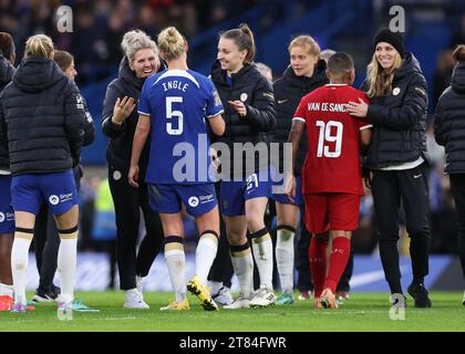 Londres, Royaume-Uni. 18 novembre 2023. Millie Bright de Chelsea célèbre la victoire avec Sophie Ingle de Chelsea lors du match de la FA Women's Super League à Stamford Bridge, Londres. Le crédit photo devrait se lire : David Klein/Sportimage crédit : Sportimage Ltd/Alamy Live News Banque D'Images