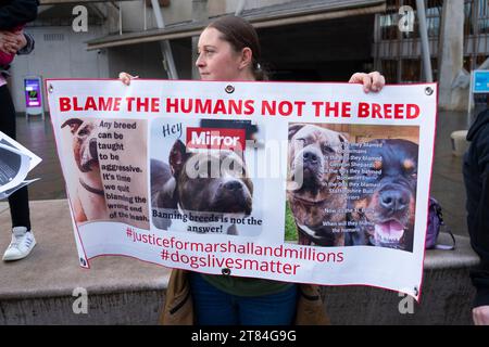 Édimbourg, Écosse, Royaume-Uni. 18 novembre 2023. Les manifestants se sont rassemblés pour un rassemblement devant le Parlement écossais à Holyrood pour une manifestation contre l'interdiction des races de chiens impliqués dans des attaques contre les humains - comme la race Bully XL récemment. Ils croient que les chiens sont en sécurité et le problème réside dans les propriétaires. Iain Masterton/Alamy Live News Banque D'Images